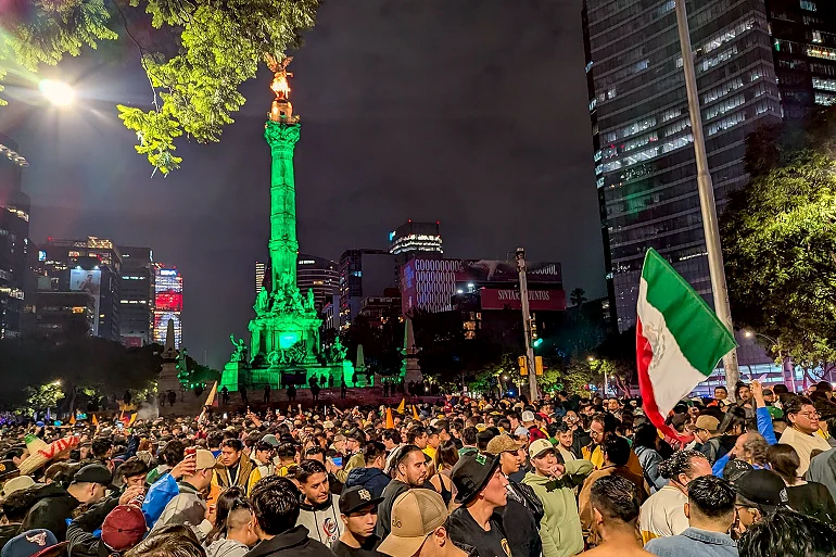 联赛积分榜特写与球队在看台下庆祝的画面(相互战绩:更公平,也更考验赛程)
